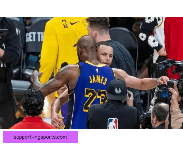 湖人队迎战勇士队大战揭幕詹姆斯全力复出带队冲击季后赛